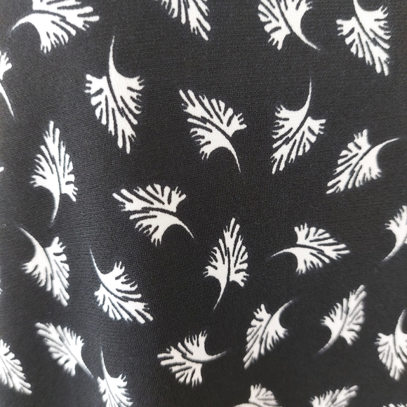 Kim&Co Leaf Print Black White 3/4 Sleeve Top Size XL Flowy Flattering - Picture 3 of 8